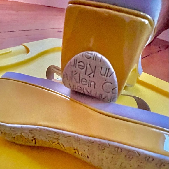 Brilliant Yellow Patent Leather Platform Sandals Never Worn Calvin Klein - Picture 5 of 7